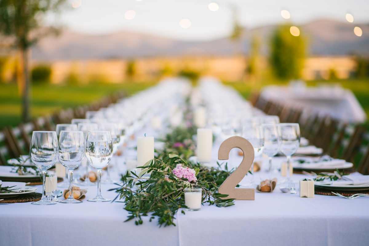 mesa alargada decoración boda olivo