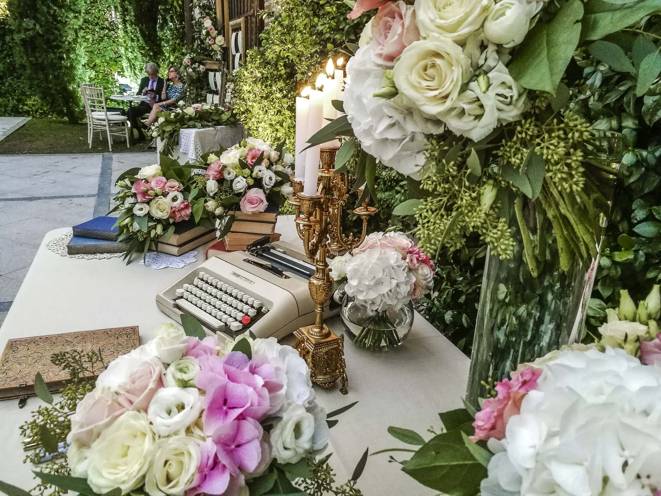 mesa de firmas romántica y vintage decoración boda